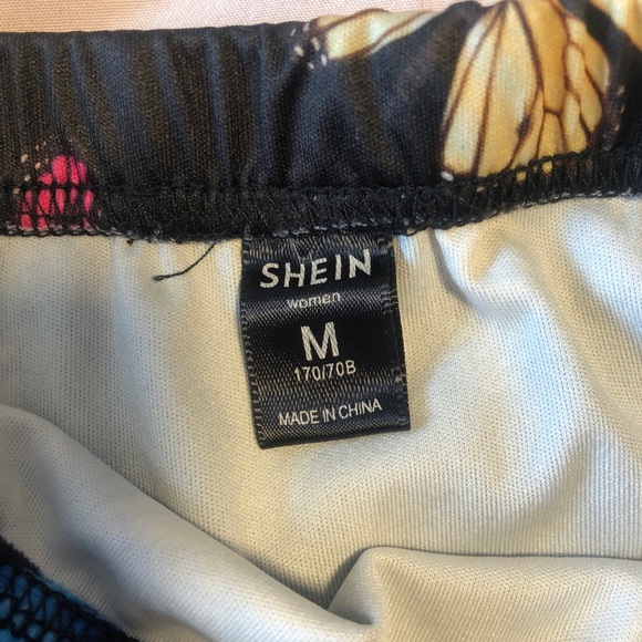 Black butterfly miniskirt 🦋 two slits in front 🦋 size medium 🦋 y2k fashion - Picture 3 of 4